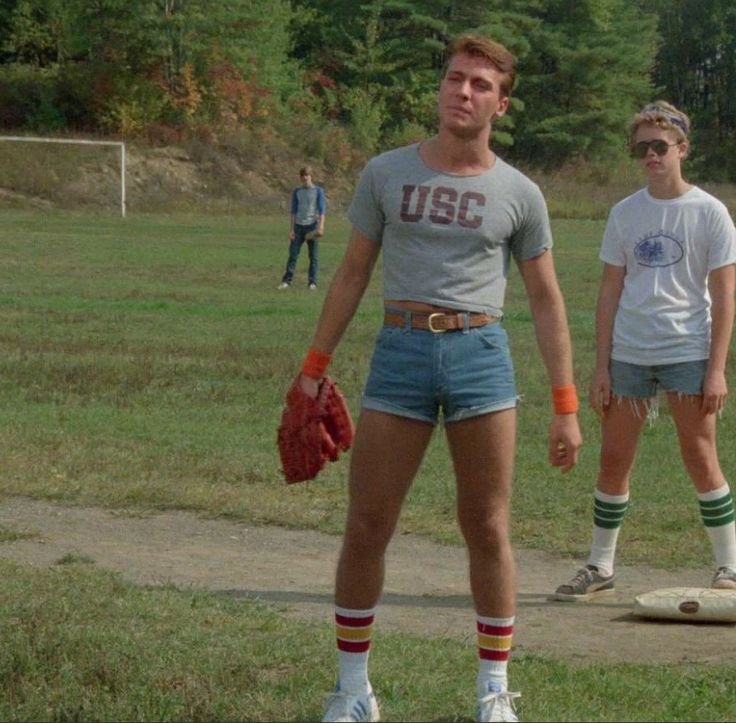 Парни в коротких шортах