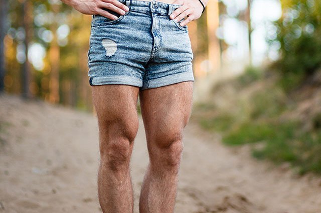 Мужские ноги в шортах