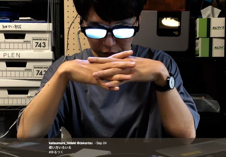 Человек поправляет очки