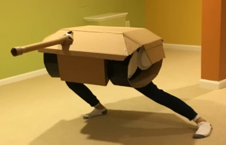 Чел в картонном танке