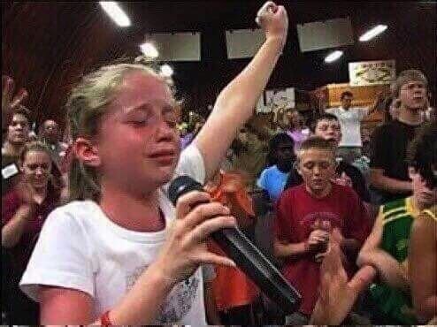 Девочка поет и плачет Мем