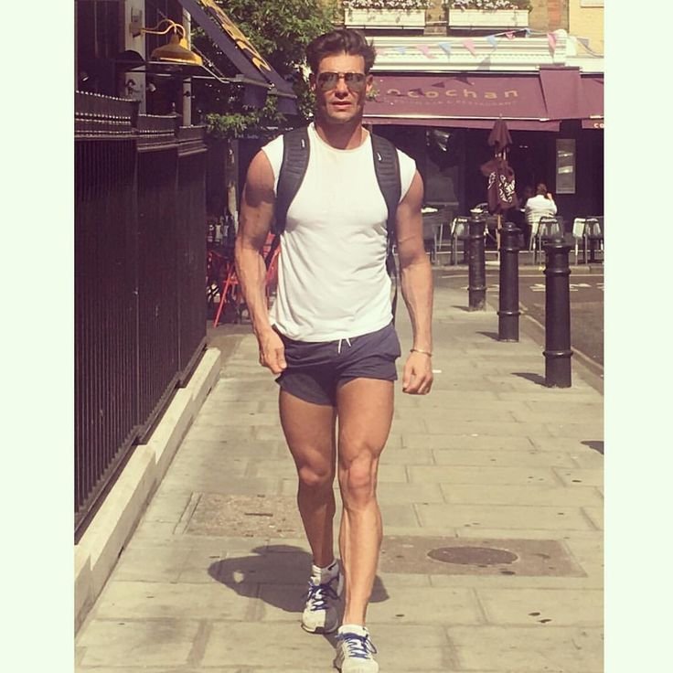 Парни в обтягивающих шортах