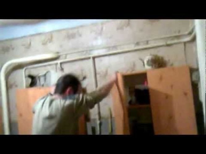 Мужик упал со шкафа