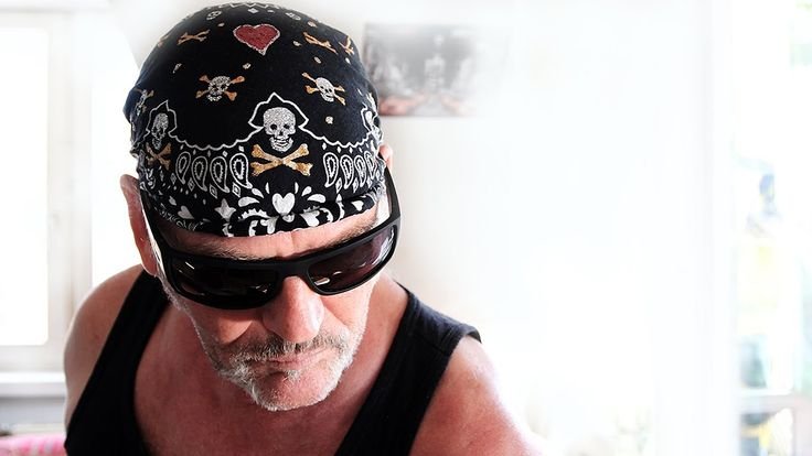 Мужчина в бандане и очках