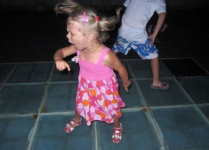 Девочка смешно танцует