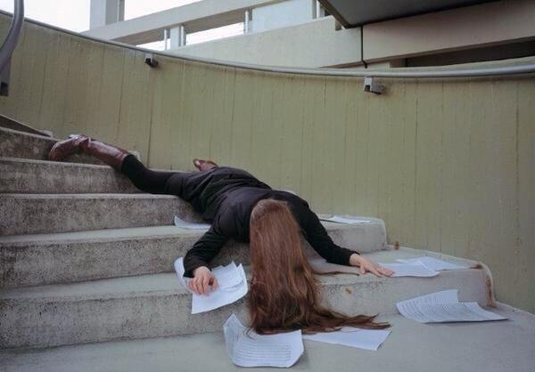 Человек падает от усталости