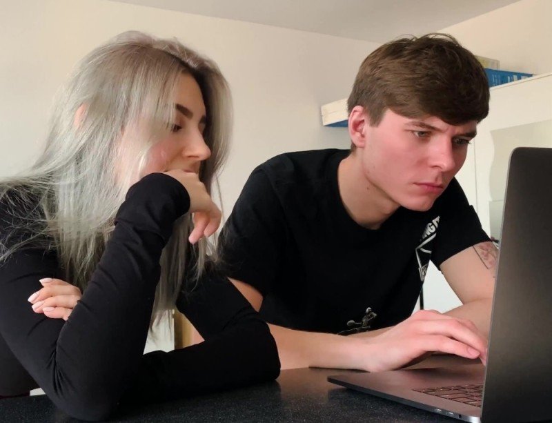 С евой элфи и парнем