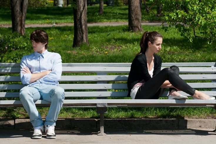 Сидит на лавке