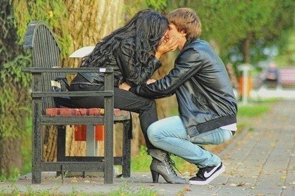 Парень с девушкой на лавке