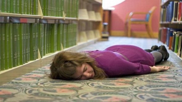 Уставшая девушка