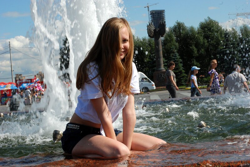 Девушки купаются в фонтане