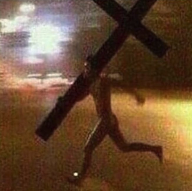 Мужик убегает с крестом