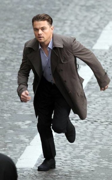 Лео ди Каприо шагает