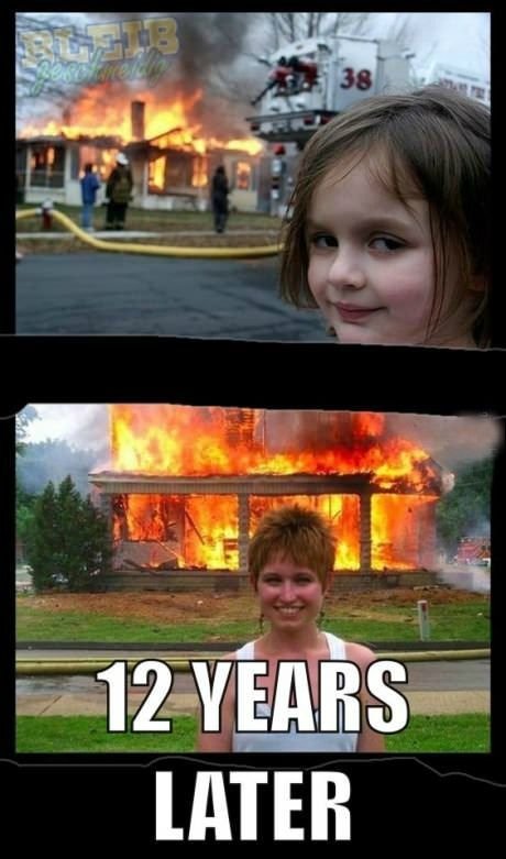 Девочка улыбается на фоне пожара