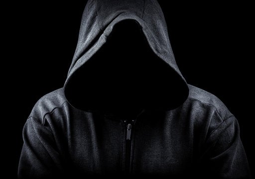 Парень в черном капюшоне