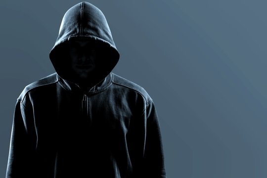 Человек в капюшоне без лица