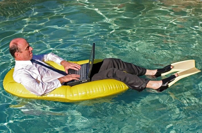 Мужик на надувном матрасе