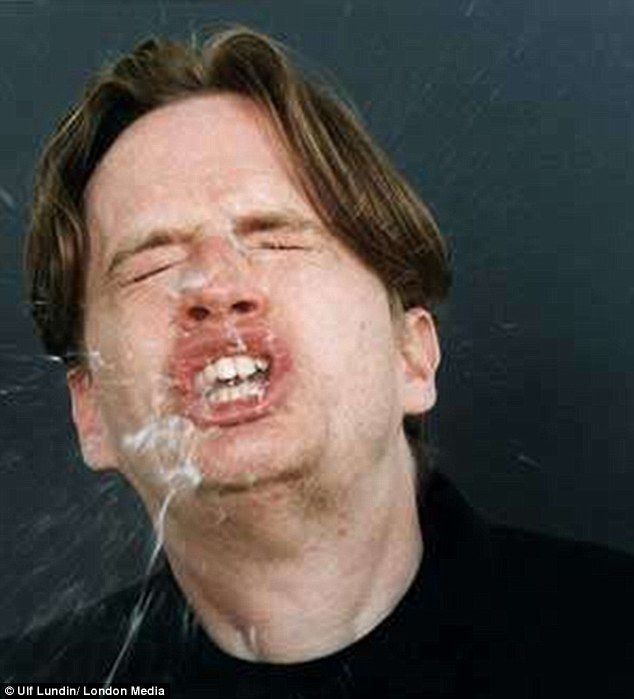 Человек со слюнями