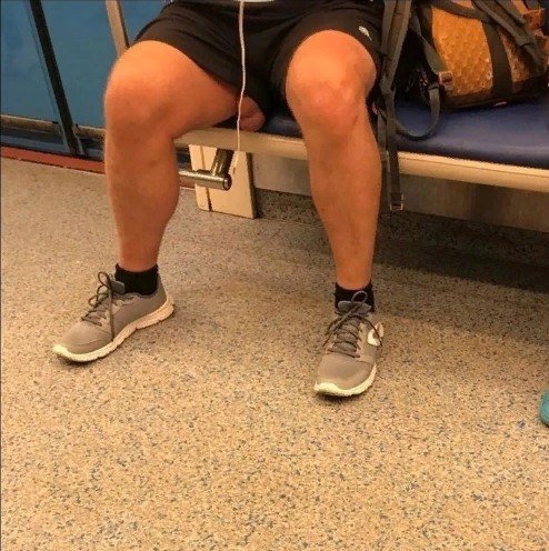 Ножкой по ноге