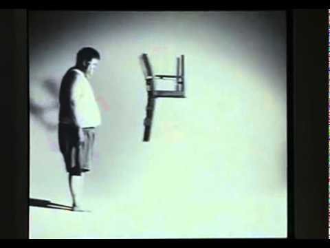 Мужик крутится на стуле