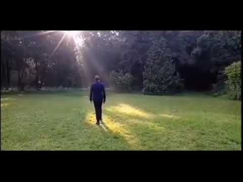 Евгений Понасенков гуляет в парке