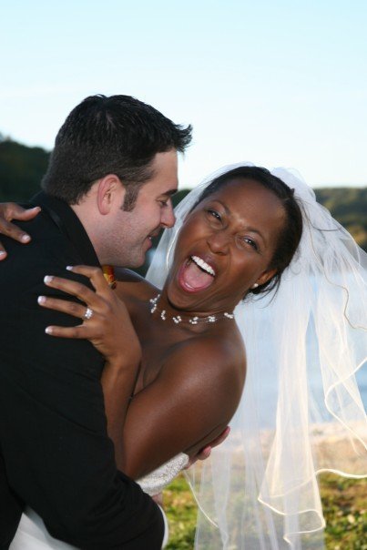 Негр в свадебном платье