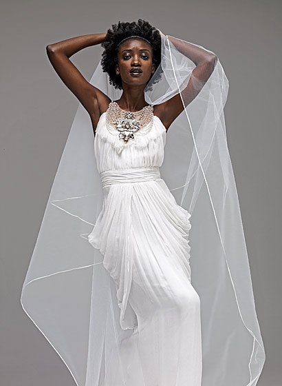 Девушка в свадебном платье темнокожая