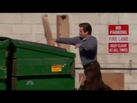 Выкидывает комп в мусорку