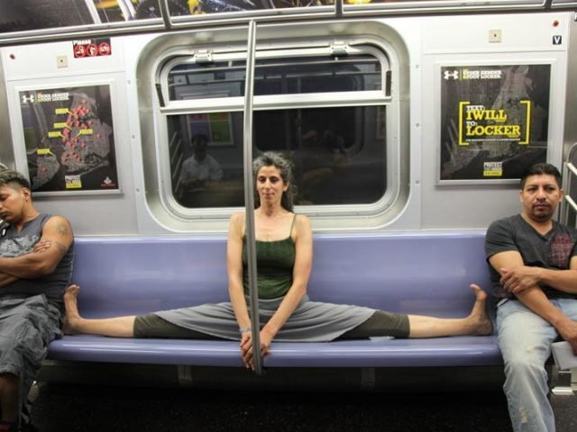 Мужчина сидит с широко расставленными ногами