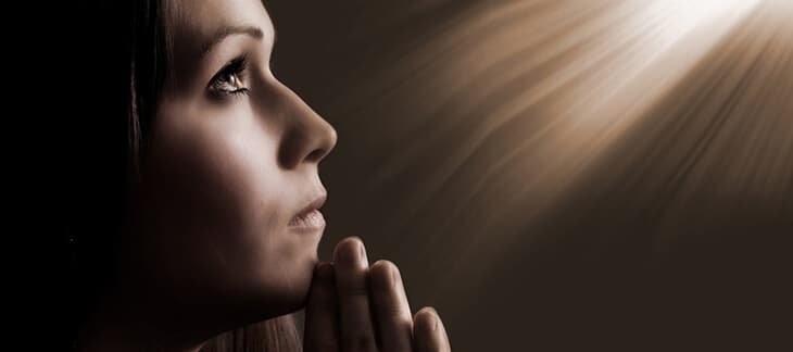 Девушка молится Богу