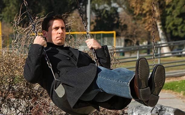 Офис Майкл Скотт на качелях