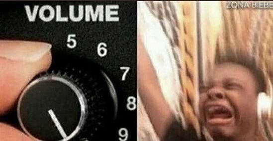 Мем с наушниками на полную громкость