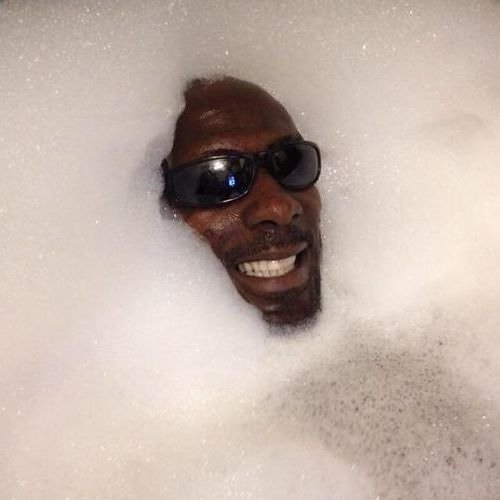 Негр в пенной ванне