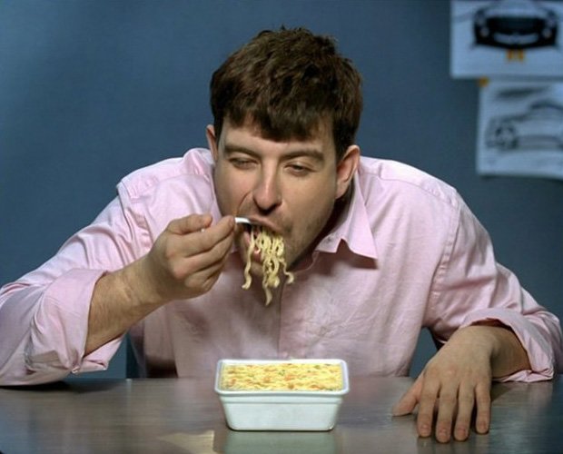 Человек кушает