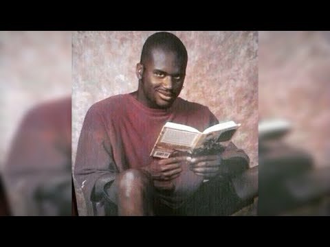 Негр читает книгу