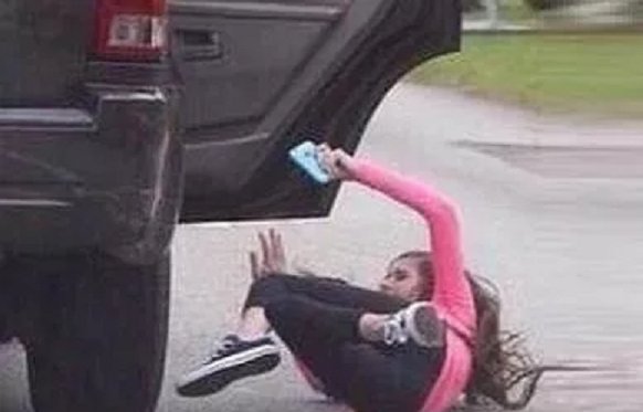 Девушка вывалилась из машины