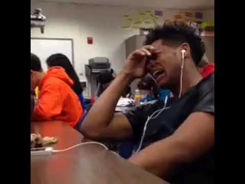 Плачет в наушниках