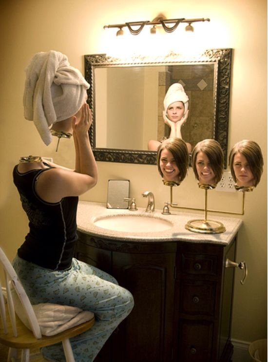 Смешное отражение в зеркале