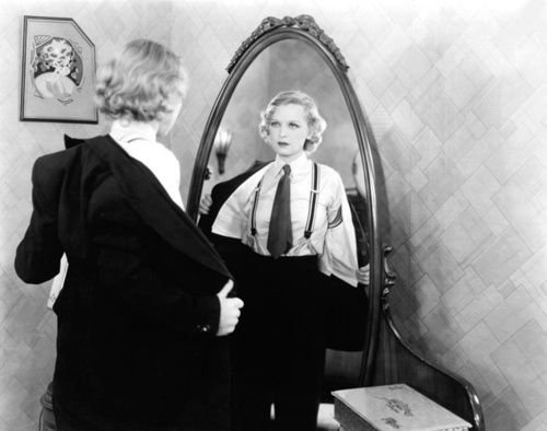 Женщина смотрит в зеркало