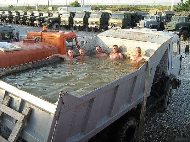 Купается в кузове КАМАЗА