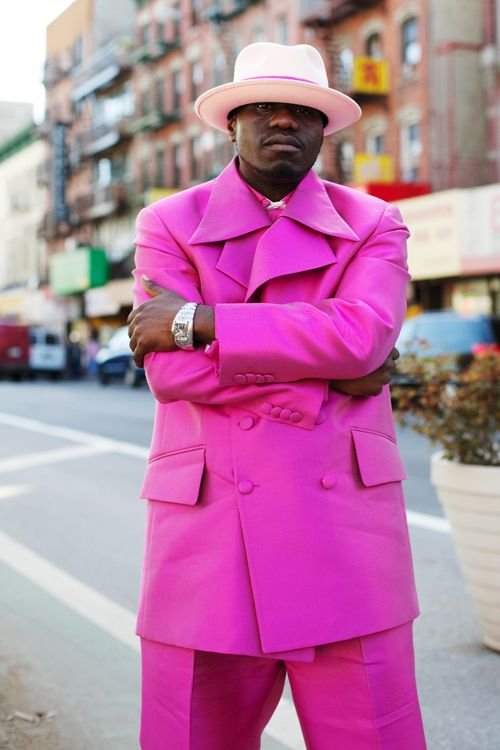 Мужчина в розовом костюме