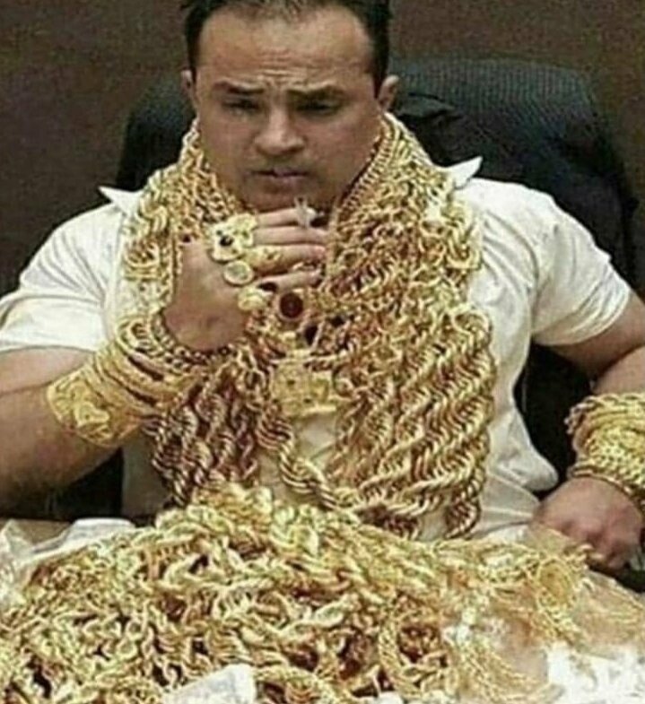 Человек весь в золоте