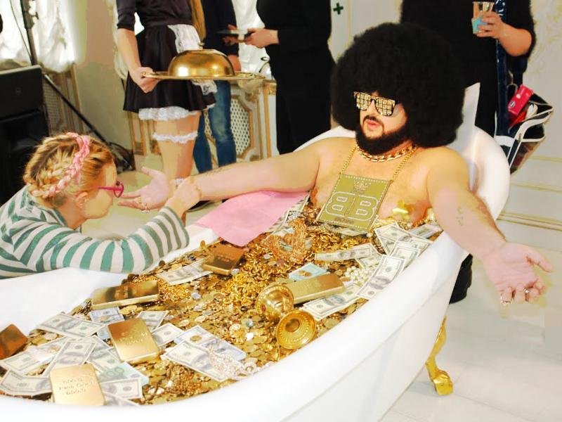 Человек купается в золоте