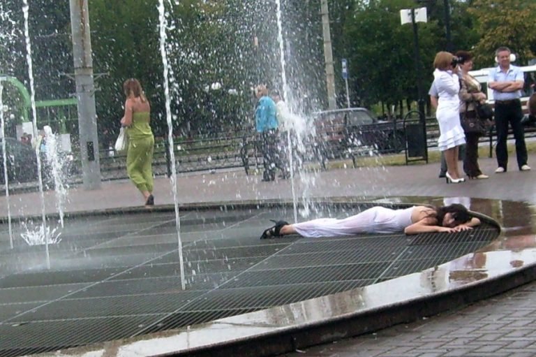 Фонтан и девушка