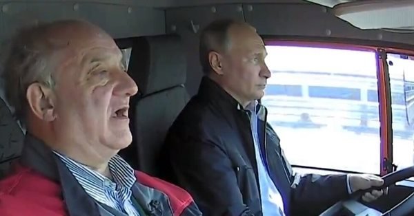 Путин на КАМАЗЕ