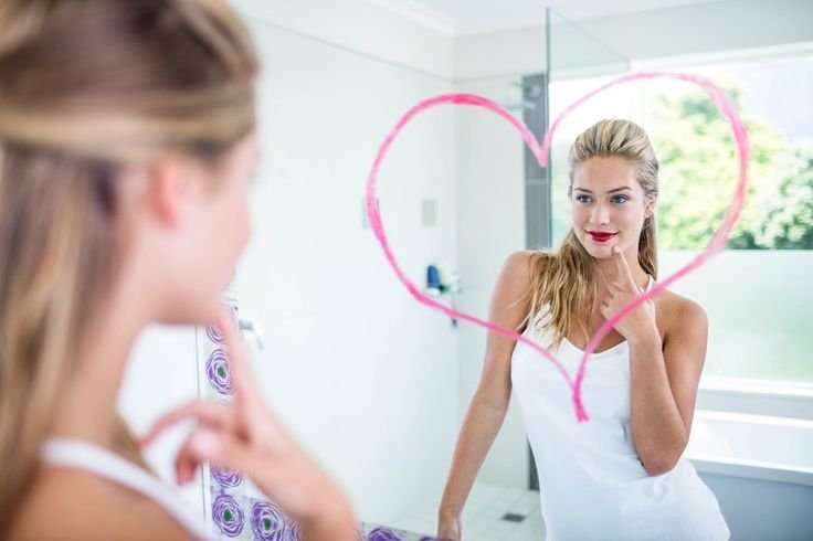 Девушка перед зеркалом Сток