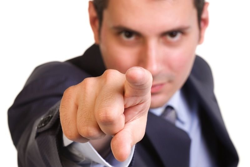 Человек показывает пальцем на тебя