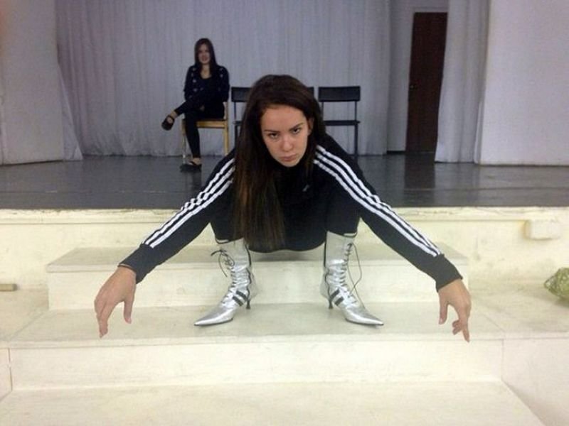 Девушка гопник на кортах