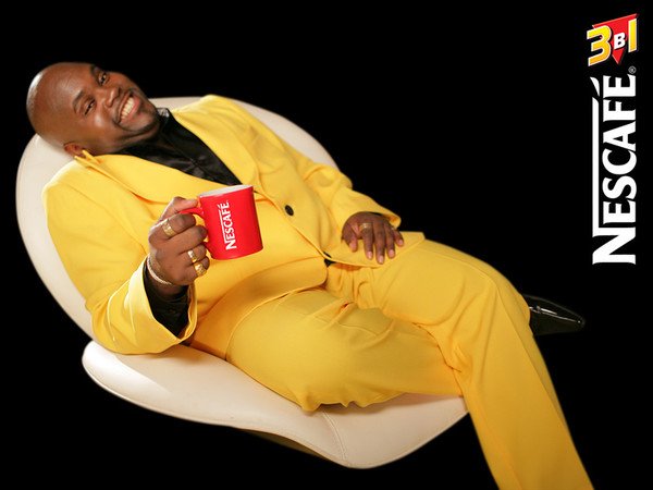 Негр в жёлтом пиджаке