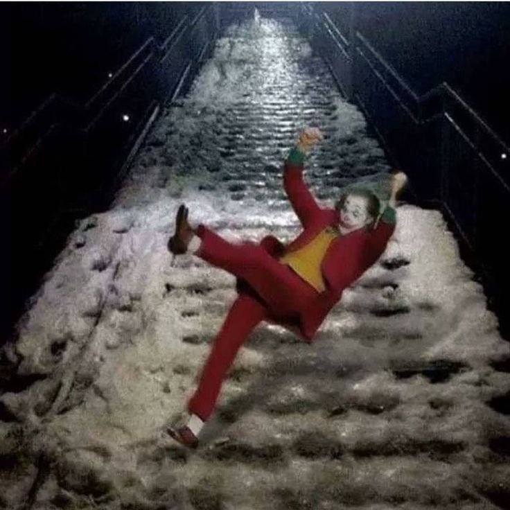 Человек падает на льду